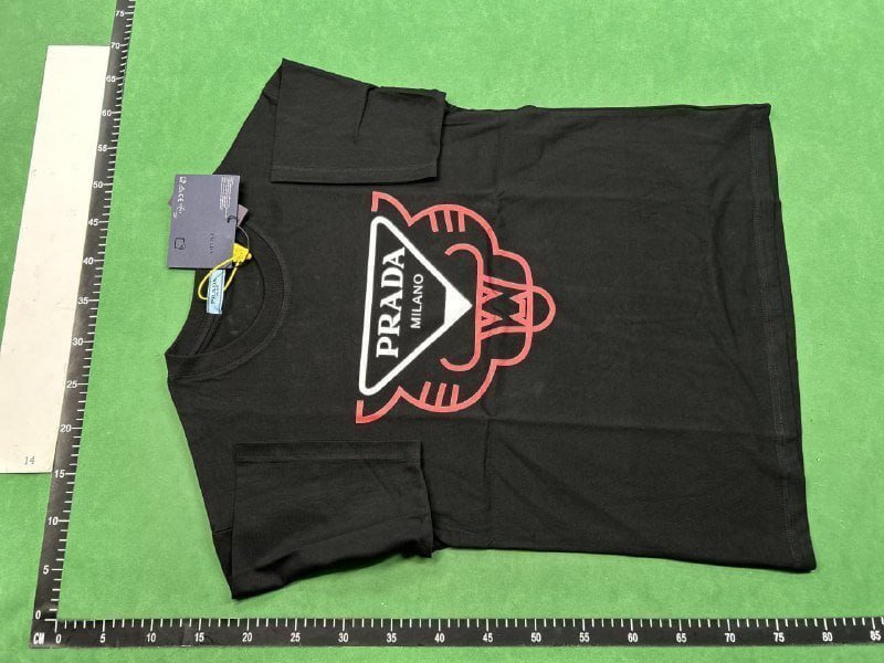Prada tee    (40 CP)